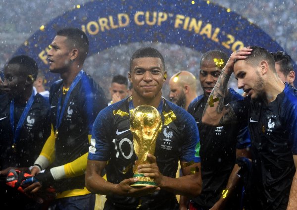 FIFA:登贝莱等巴黎三人、姆巴佩、恩佐有机会成为“双世界第一名 ”