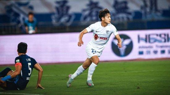 U20球员单轮打入5球 王钰栋登顶射手榜 中超年少  风暴