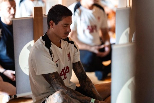 🧘遁入佛门!利物浦日本行造访寺庙,在僧人指导下进行早晨冥想