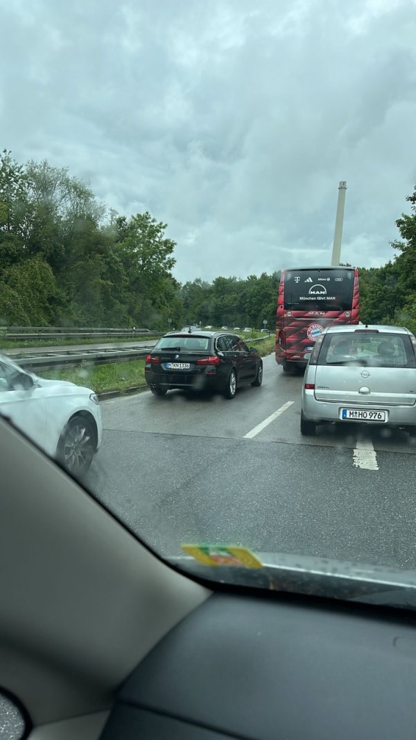 记者：距离赛前热身  赛开始不到一小时，拜仁大巴仍堵在路上