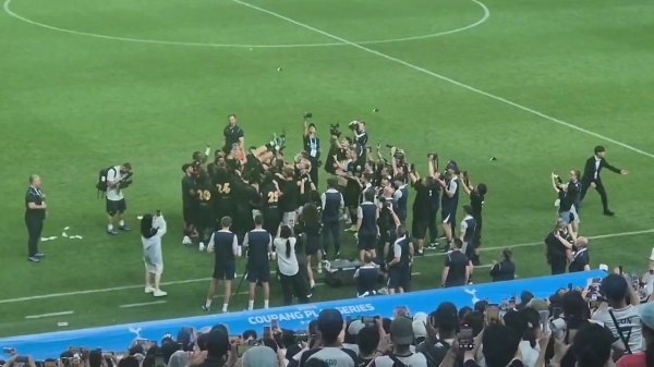 告别战！热刺全队赛后将孙兴慜抛向空中