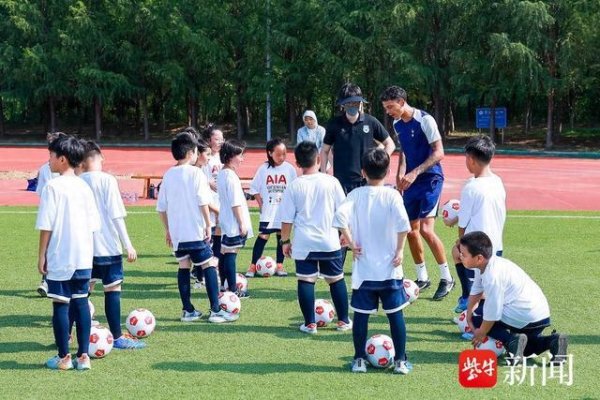 携手英超热刺古代足球    俱乐部 2025友邦保险青少年古代足球    练习  营火热开启