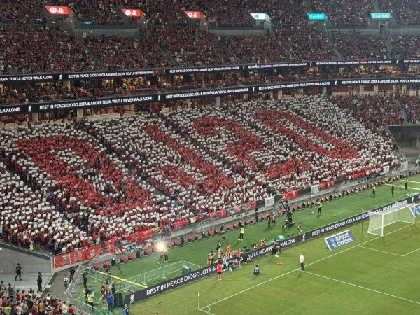 缅怀若塔，香港利物浦球迷打出“DJ20”巨大TIFO