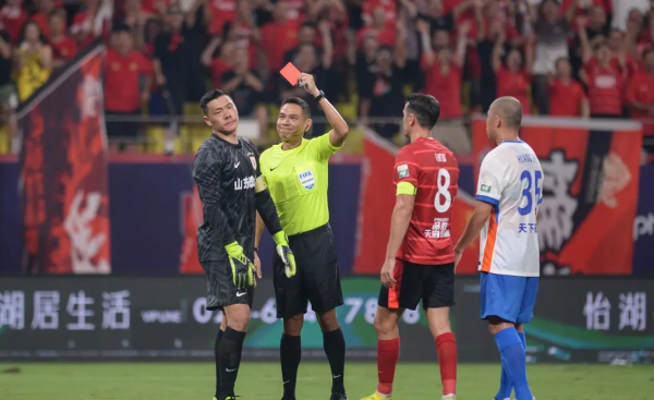 赛季三杀! 成都蓉城2-1力克泰山, 王大雷致命错误  染红