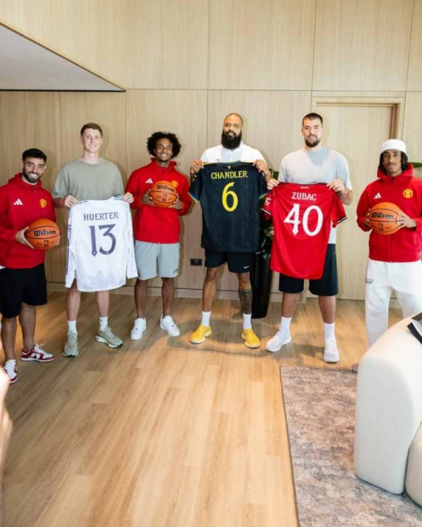 姆贝莫4XL！NBA球星造访曼联练习  基地，B费约罗齐尔克泽热情接待