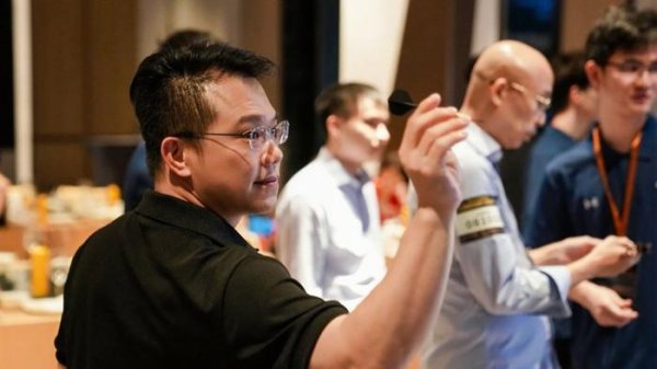 上海举办首届企业家飞镖友谊赛  ，飞镖与公益一起命中“靶心”