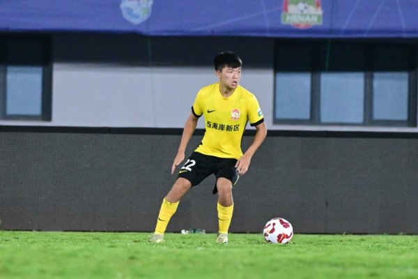 杨希在8月的中超职业联赛  中场球员均3.3次成功抄截  ，全中超最多