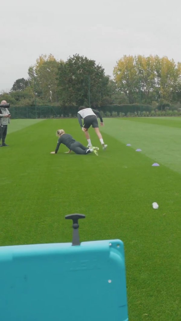 怜香惜玉❌迭戈-科斯塔练习  赛撞飞女古代足球    员,特里直呼警告  警告