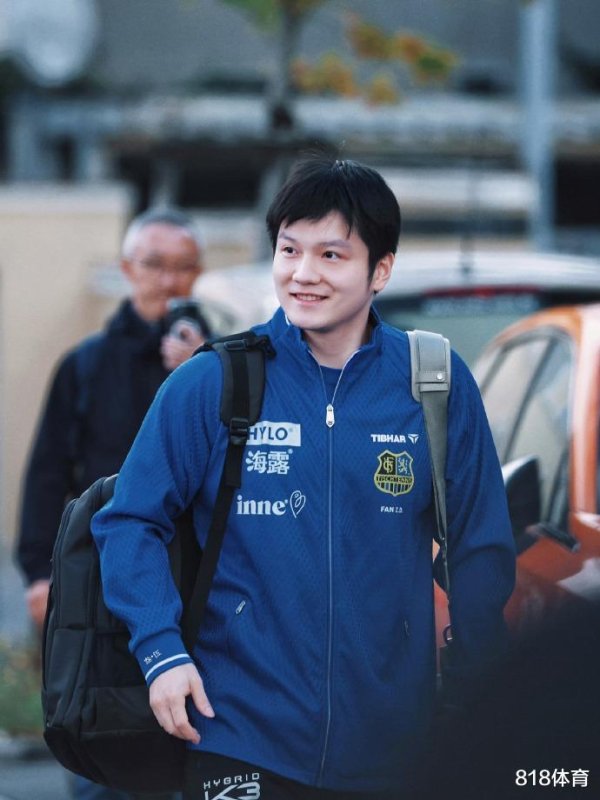 可爱! 樊振东开凯迪拉克豪车主场作战  上班, 给Labubu玩偶穿上了皇马运动活动    服